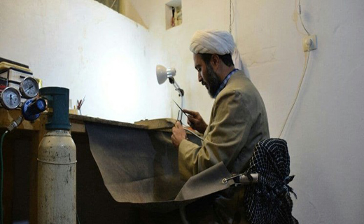 روایتی از طلبگی تا کارآفرینی/ هنری که با سر انگشت یک روحانی خلق می&zwnj;شود