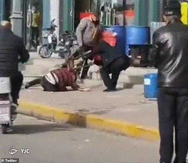 جر و بحث ساده زوج چینی ، به قتل در خیابان ختم شد!///