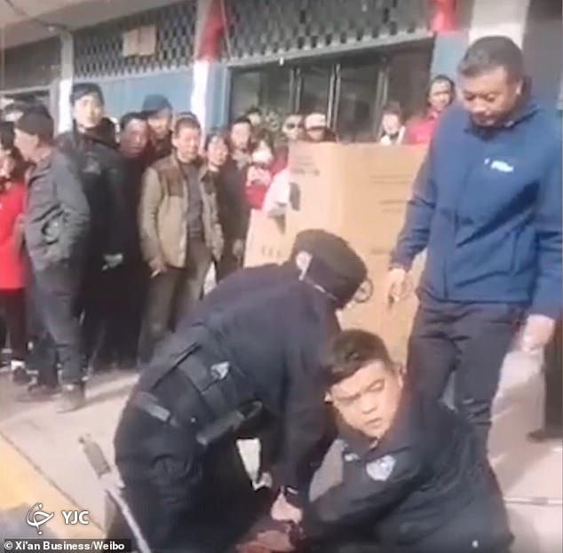 جر و بحث ساده زوج چینی ، به قتل در خیابان ختم شد!///