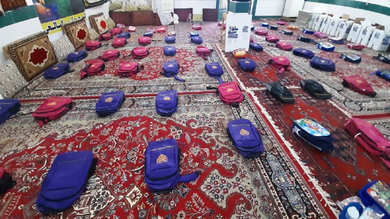 اهدای بسته‌های لوازم التحریر به دانش آموزان رامشیری