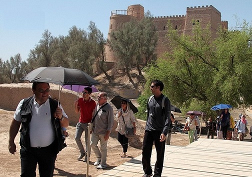 بازدید گردشگران از آثار باستانی شوش