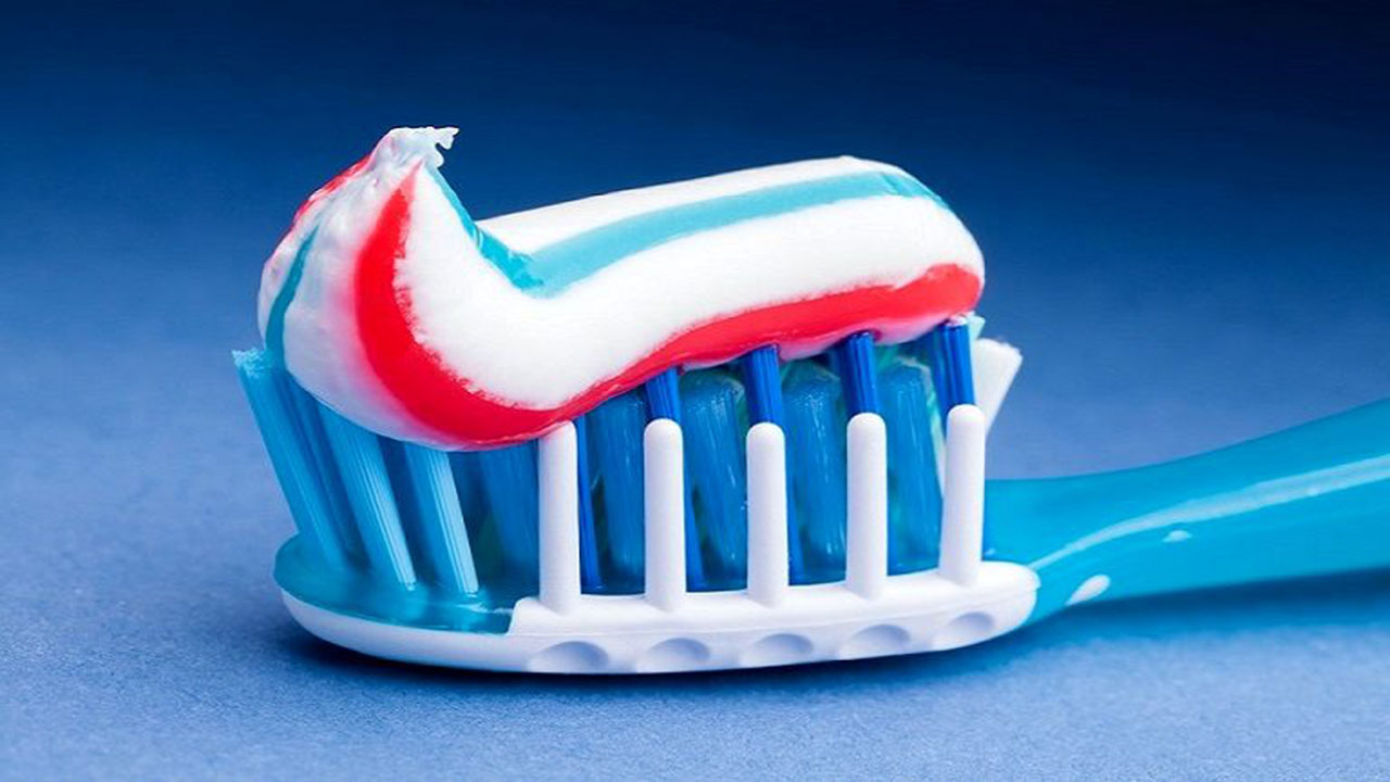 اگر مسواک را بدون خمیردندان استفاده کنید، چه اتفاقی می افتد؟