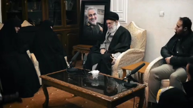حضور رهبر انقلاب در منزل شهید حاج قاسم سلیمانی + فیلم