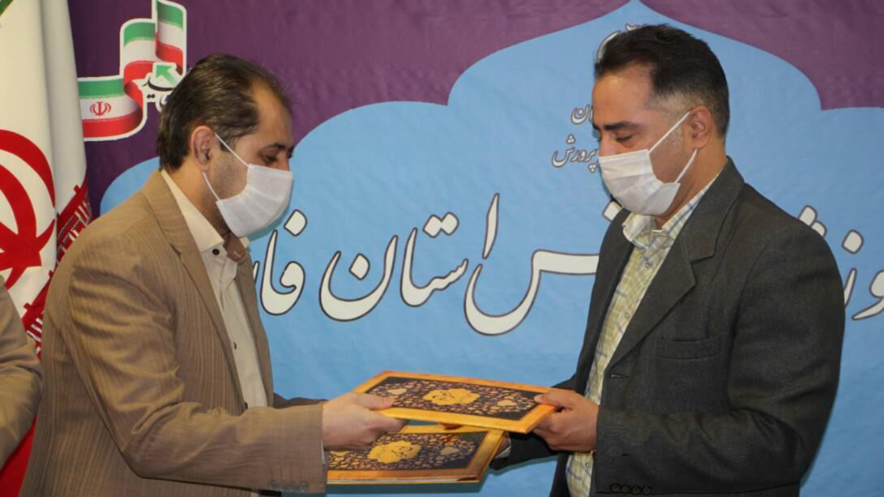 دانش‌آموزان شیرازی در شهر فرزانگان کتاب می‌خوانند