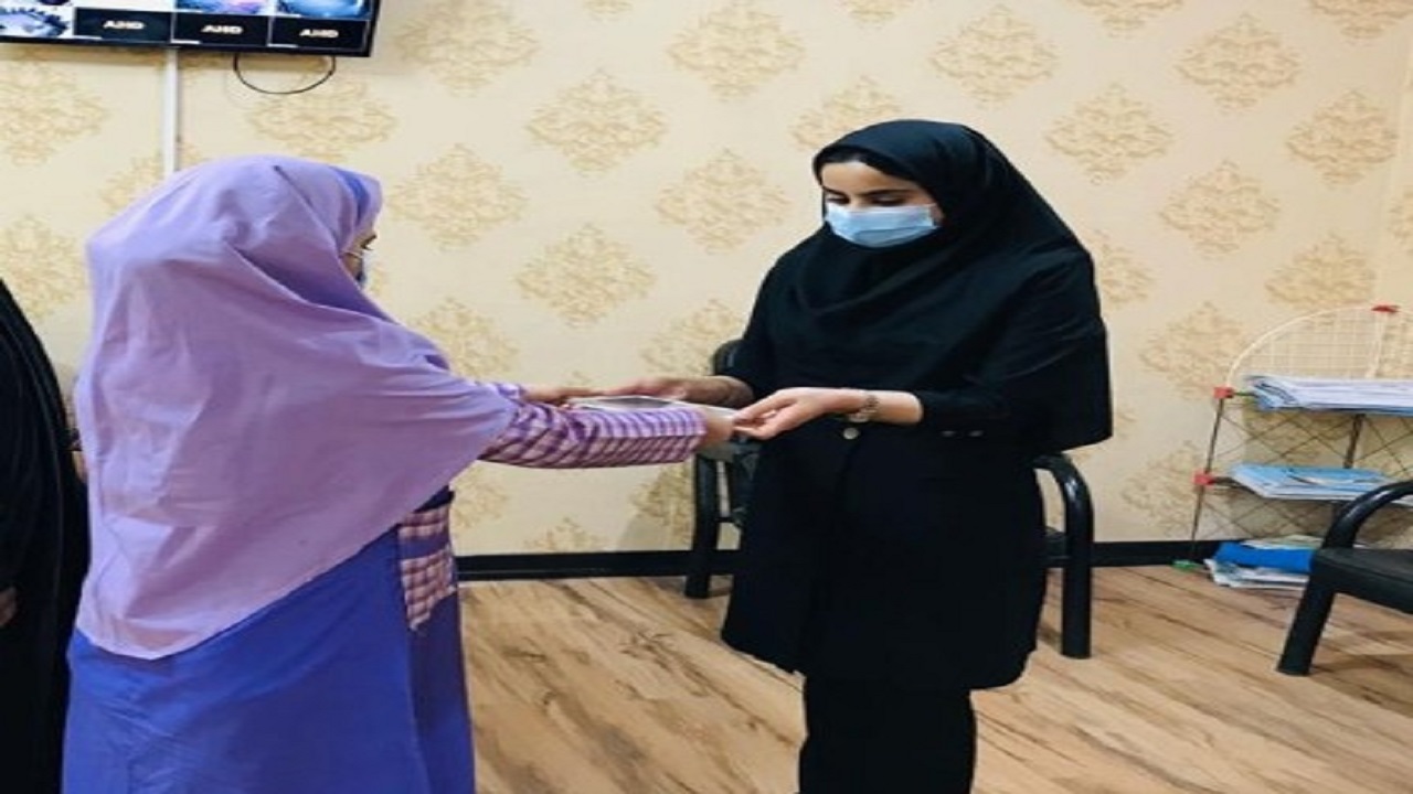 معلم اهوازی تبلت آموزشی در دستان دانش آموزان نیازمند گذاشت