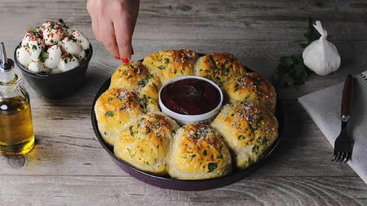 طرز تهیه نان شکم پر با محتویات خوشمزه و پنیر