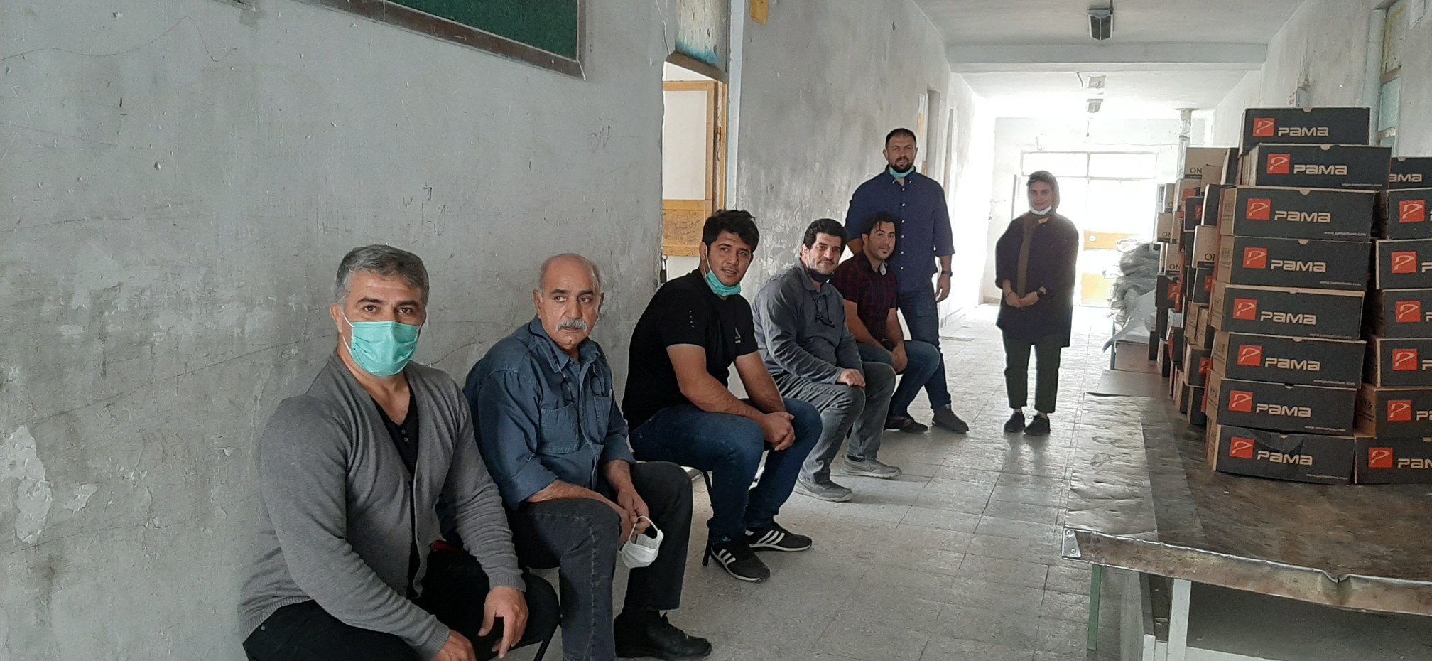 توزیع کفش و لوازم التحریر توسط قهرمانان ورزشی ایران در زاهدان+ عکس