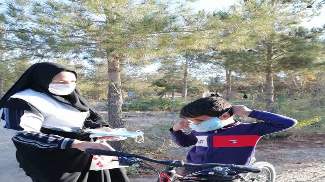 خدمات رسانی داوطلبان هلال احمر به شهروندان