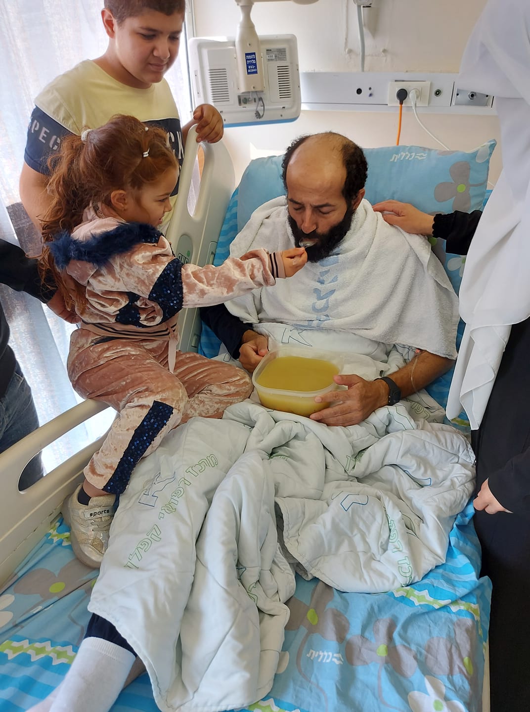 اسیر فلسطینی اولین غذای خود را پس از ۱۰۳ روز اعتصاب از دستان دخترش خورد
