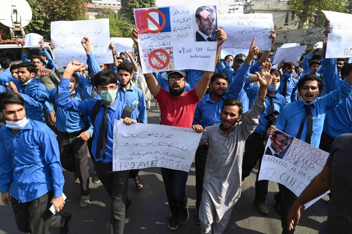 تظاهرات گسترده در پاکستان و به آتش کشیدن تصویر مکرون