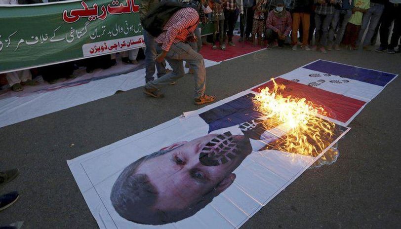 تظاهرات گسترده در پاکستان و به آتش کشیدن تصویر مکرون