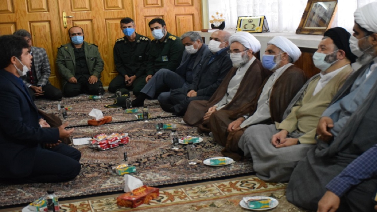 دیدار آیت الله فلاحتی با خانواده شهید خدادادی در انزلی