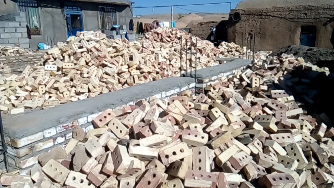 نیمه کاره رها شدن مسکن ملی در «روستای کشکک» تربت جام + فیلم