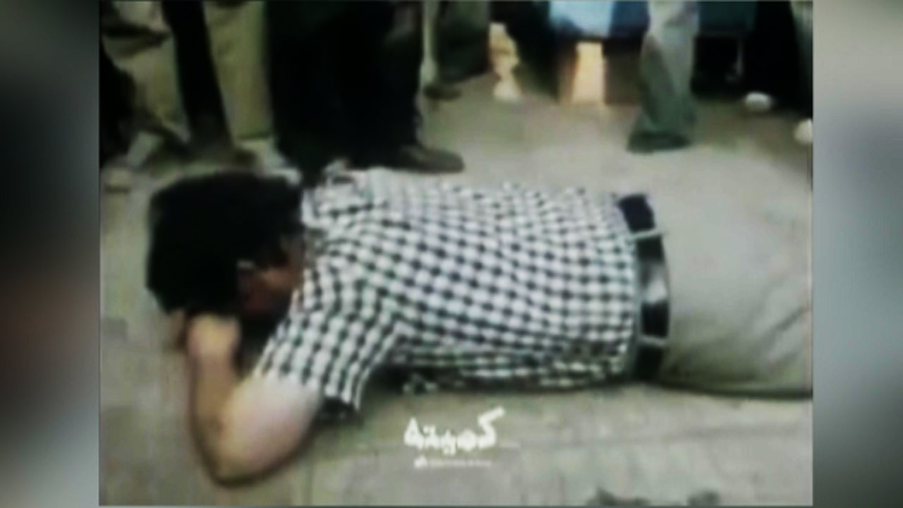 فیلمی دیده نشده از شلاق خوردن یک گرانفروش در مقابل مغازه‌اش در اوایل انقلاب