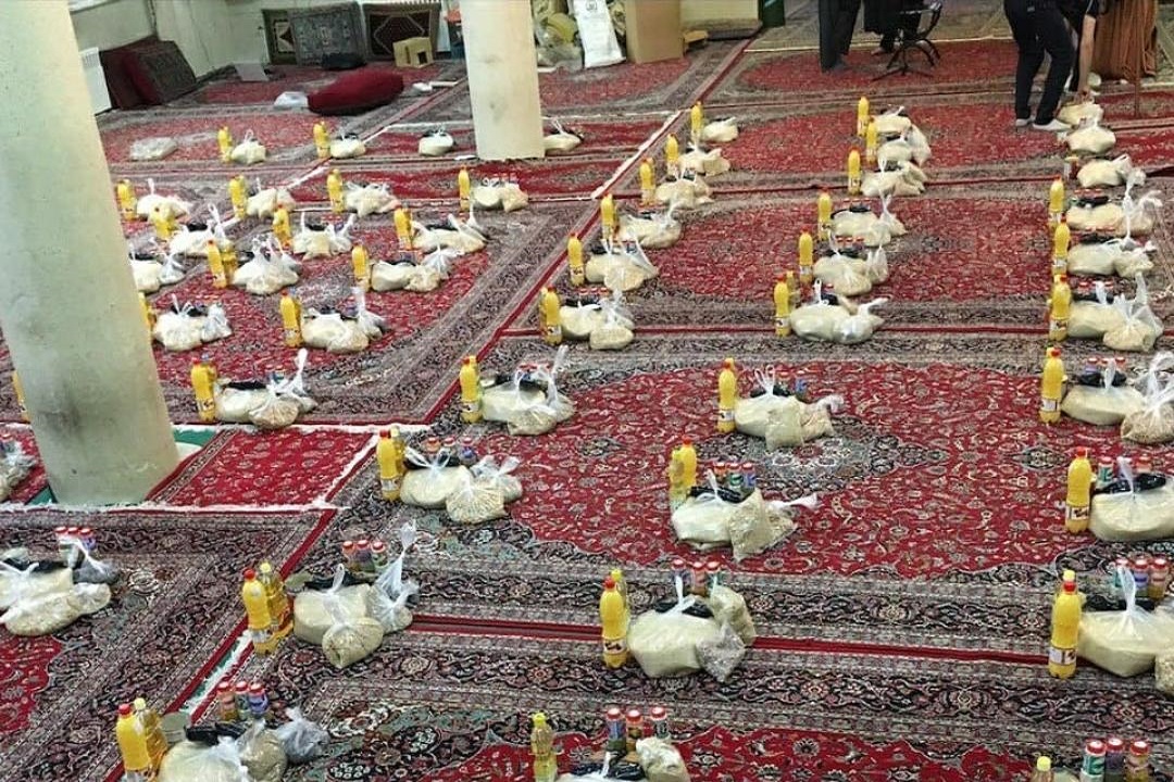 همت جهادگران قرارگاه شهید سلیمانی در توزیع ۱۱۴۲ بسته غذایی 