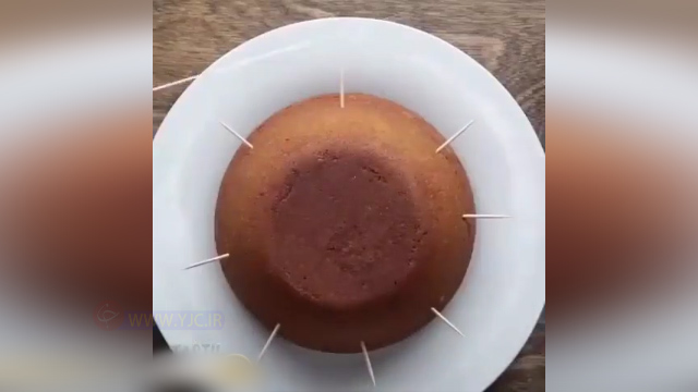 ایجاد برش‌های منظم روی کیک با چند خلال دندان + فیلم