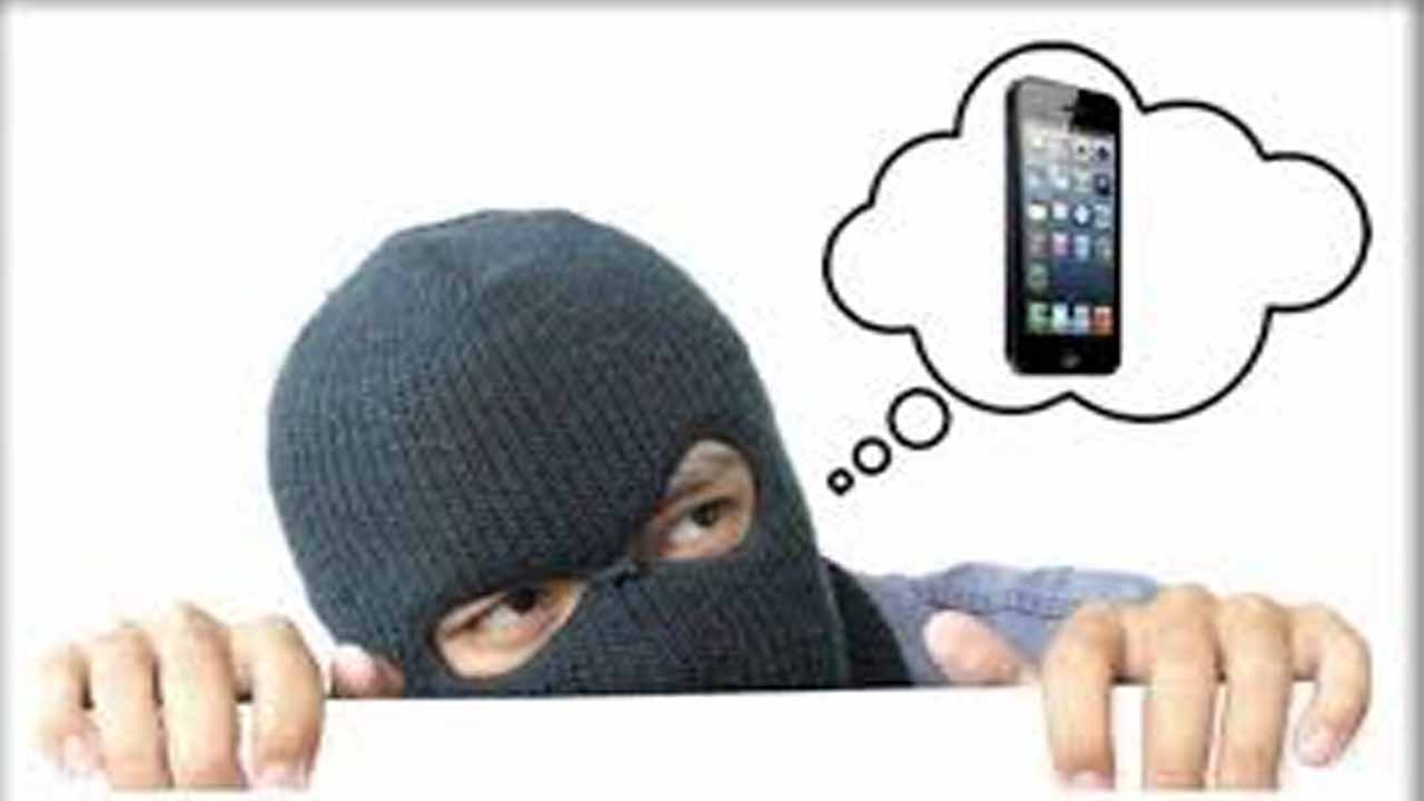 مراقب باشید بازی نخورید؛ شگرد پسرجوان برای سرقت گوشی!