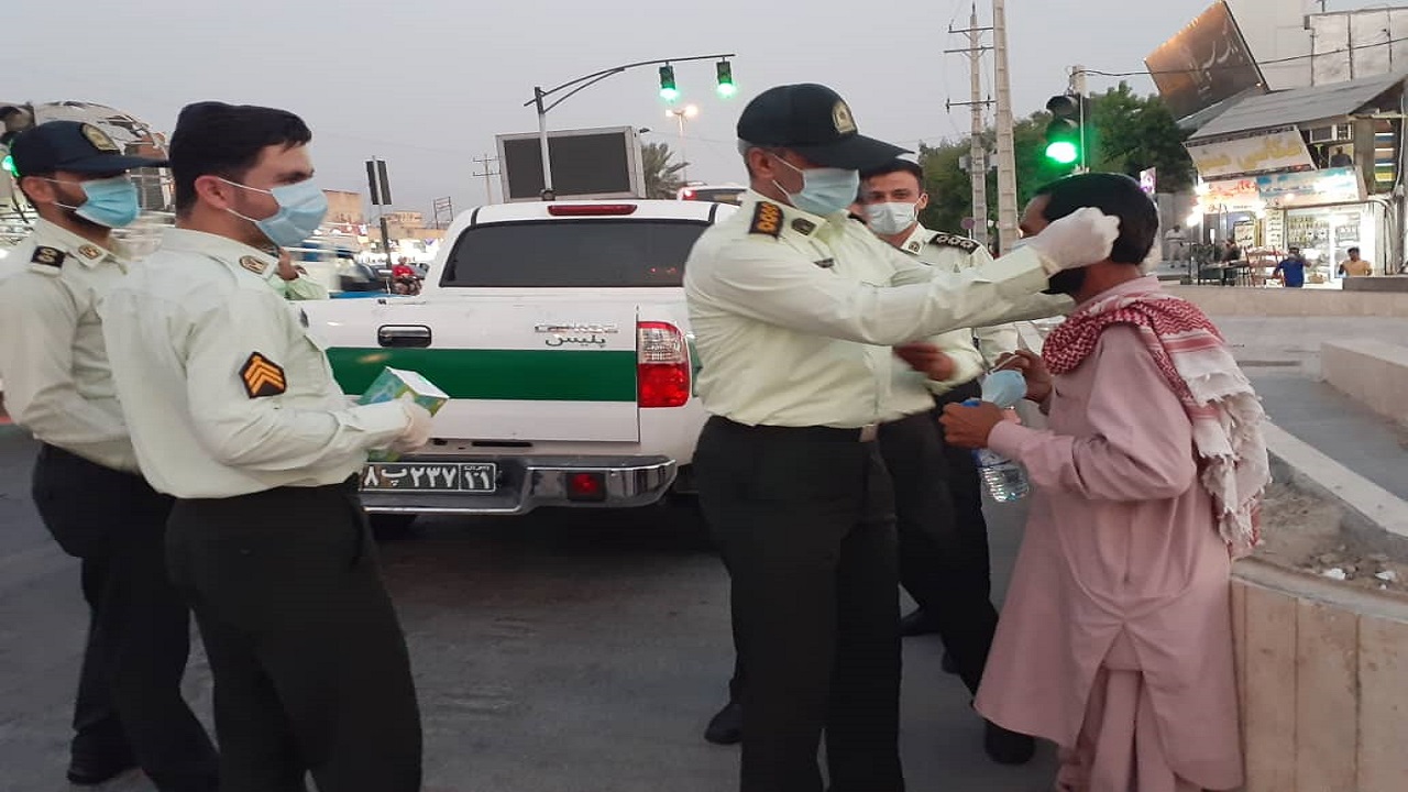 توزیع ماسک بین شهروندان کنگانی توسط پلیس + تصاویر