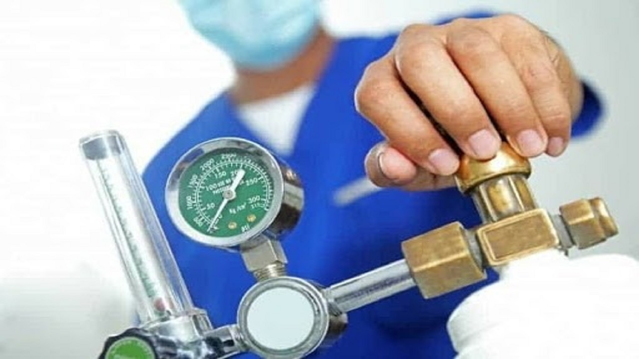 خیران قمی ۲۳ کپسول اکسیژن به بیماران نیازمند اهدا کردند
