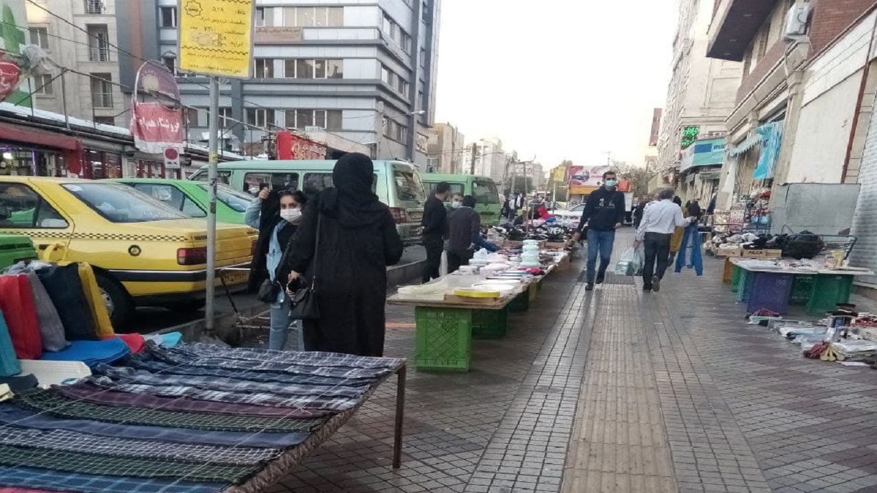 گلایه از بساط دستفروشان مقابل ایستگاه مترو صادقیه + تصاویر