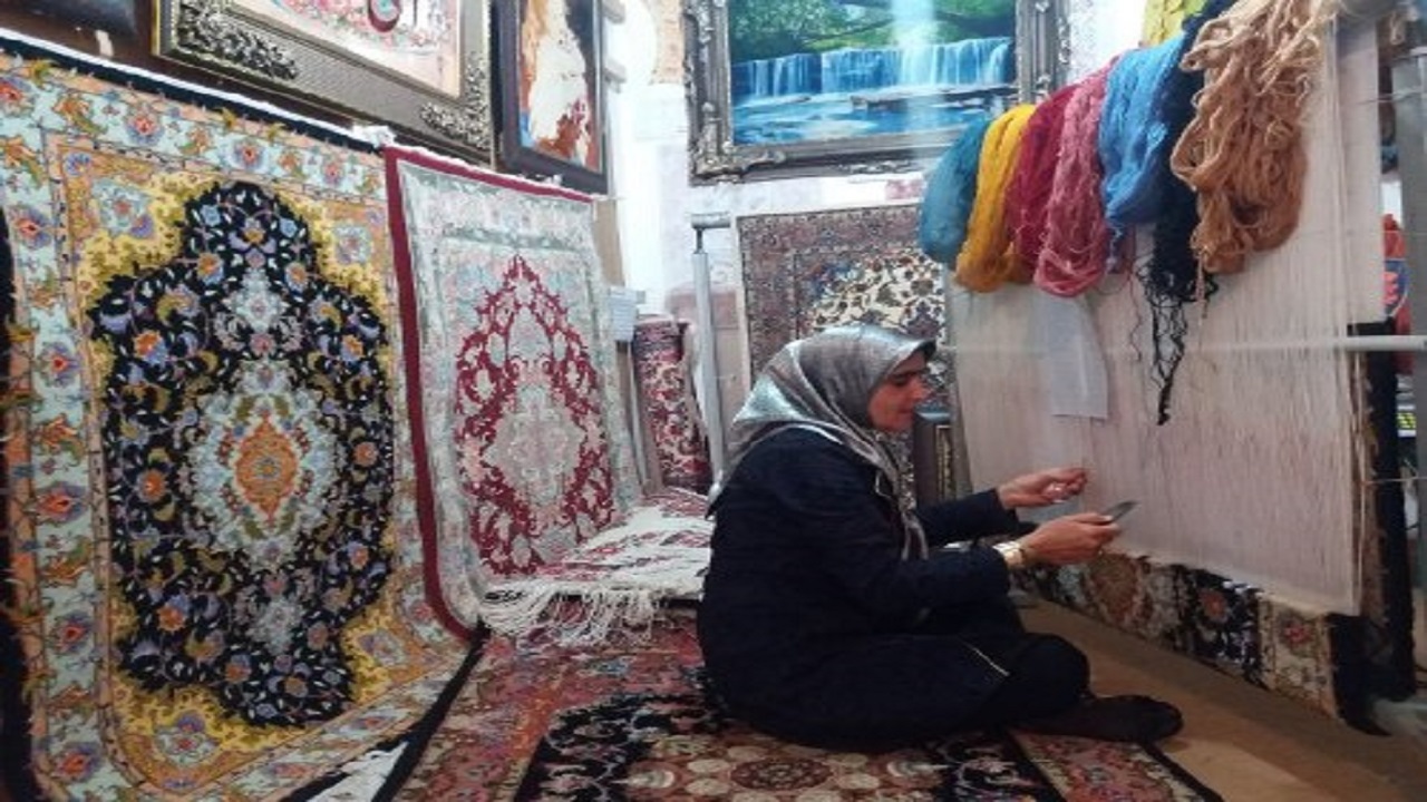 هنرمندان قالی باف تحت پوشس بیمه قرار می‌گیرند