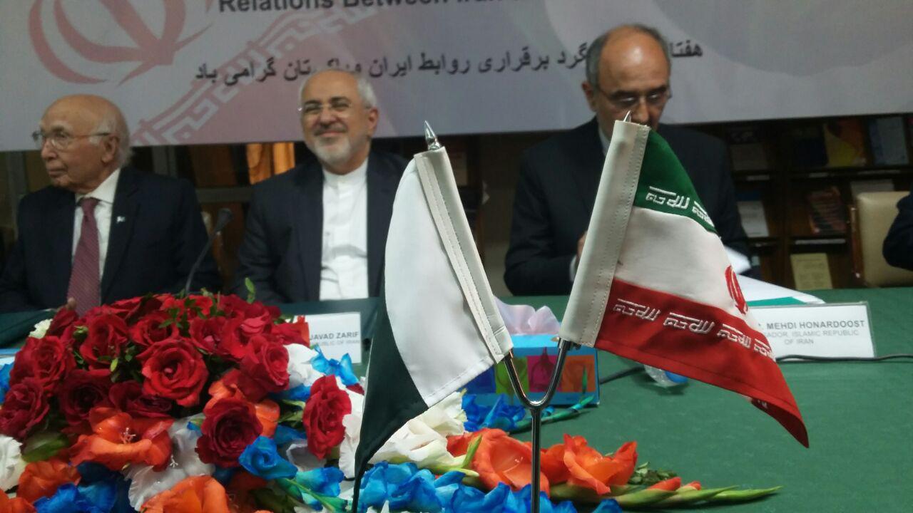 ظریف هنوز پایش به تهران نرسیده به اسلام اباد می رود/