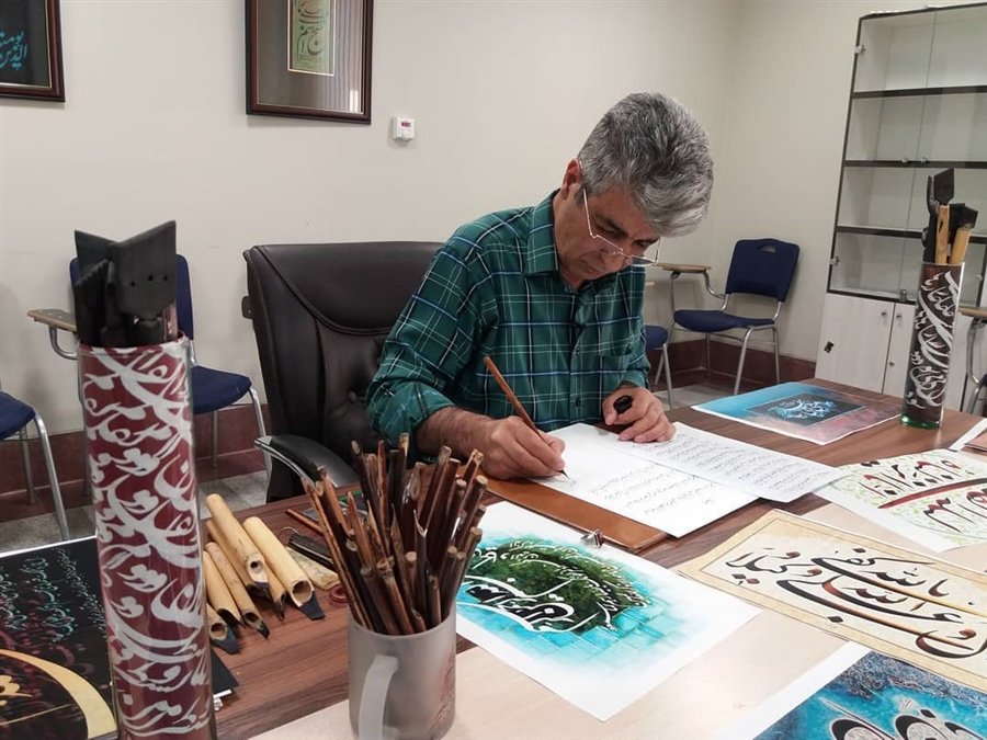 عکس خوشنویسی که برای خانواده حاج قاسم قرآن کتابت کرد
