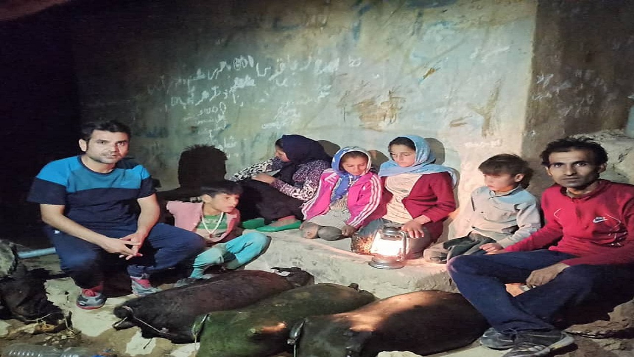 خدمات دهی بهداشتی به روستای پلم/ بهورز عشایر به یاری مردم پلم می‌آید
