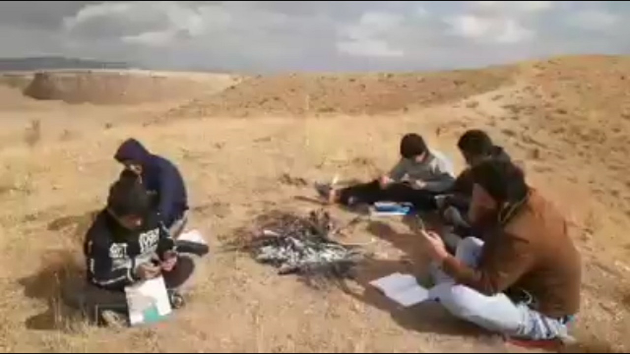 مشکلات دانش‌آموزان روستای «گل زمین» برای دسترسی به اینترنت + فیلم