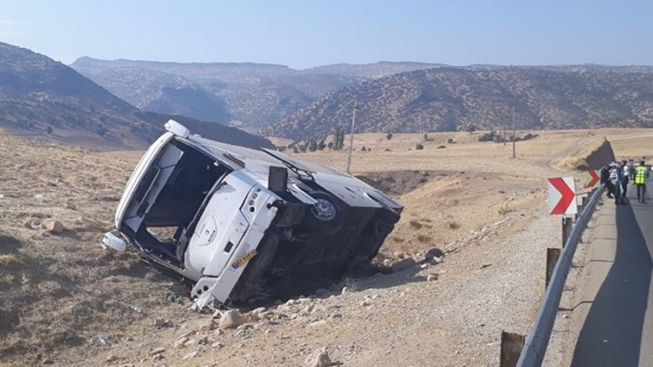 واژگونی اتوبوس یک کشته بر جای گذاشت