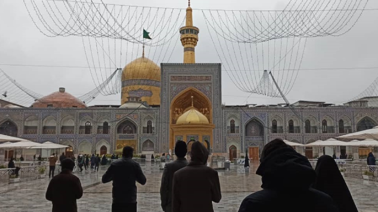 چشمان بارانی زائرین امام مهربانی ها در زیر بارش باران