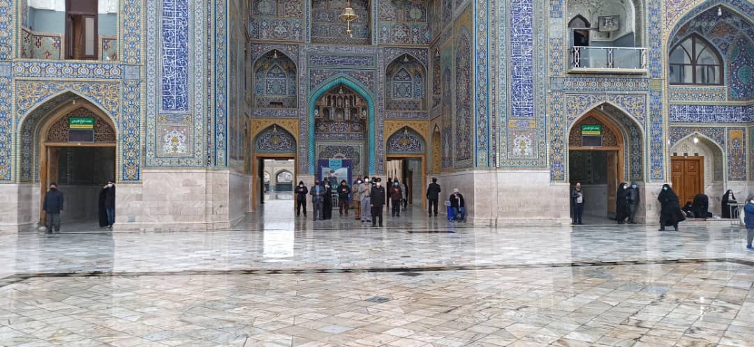 چشمان بارانی زائرین امام مهربانی هادر زیر بارش باران