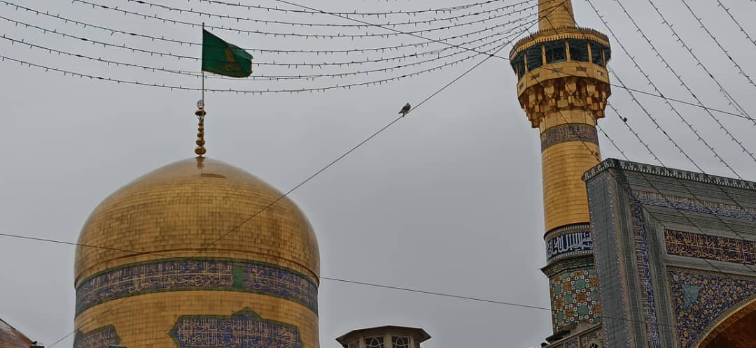 چشمان بارانی زائرین امام مهربانی هادر زیر بارش باران