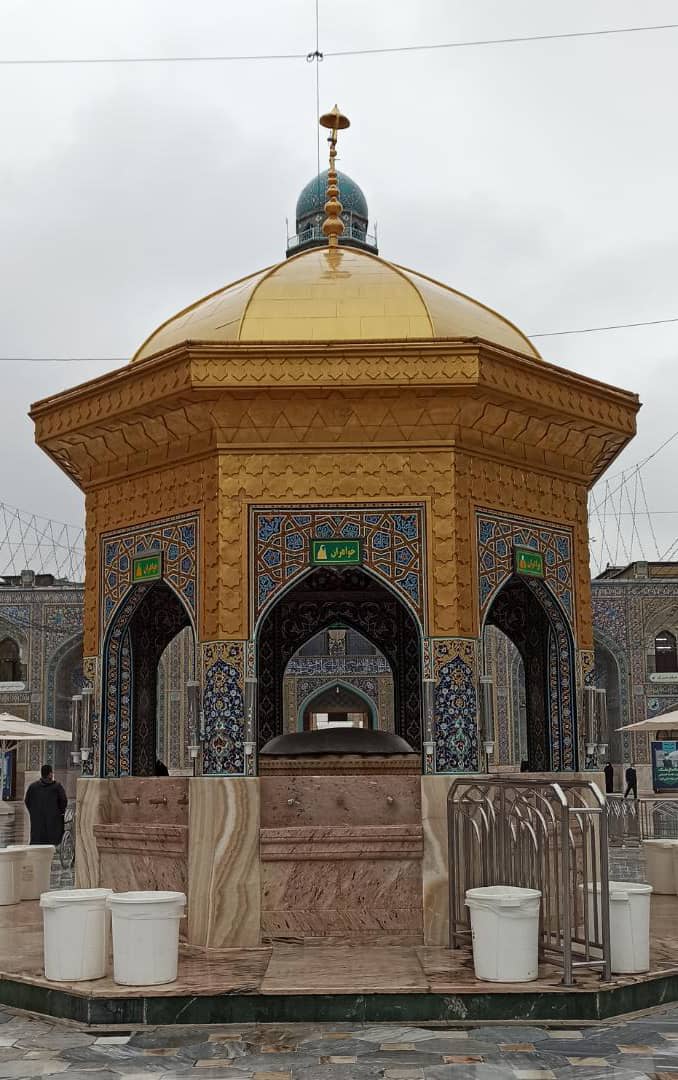 چشمان بارانی زائرین امام مهربانی هادر زیر بارش باران