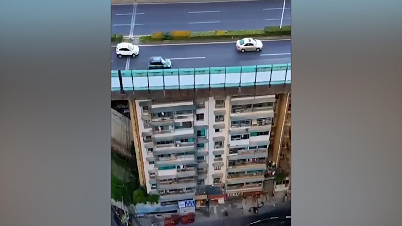 ساخت بزرگراه‌ عریض، روی ساختمان‌ها! + فیلم