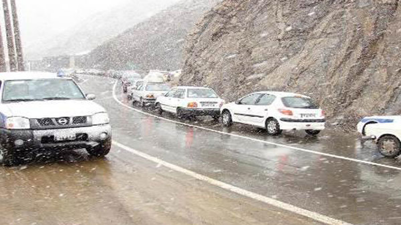 بارش برف در محور کندوان/راه‌های مازندران لغزنده است