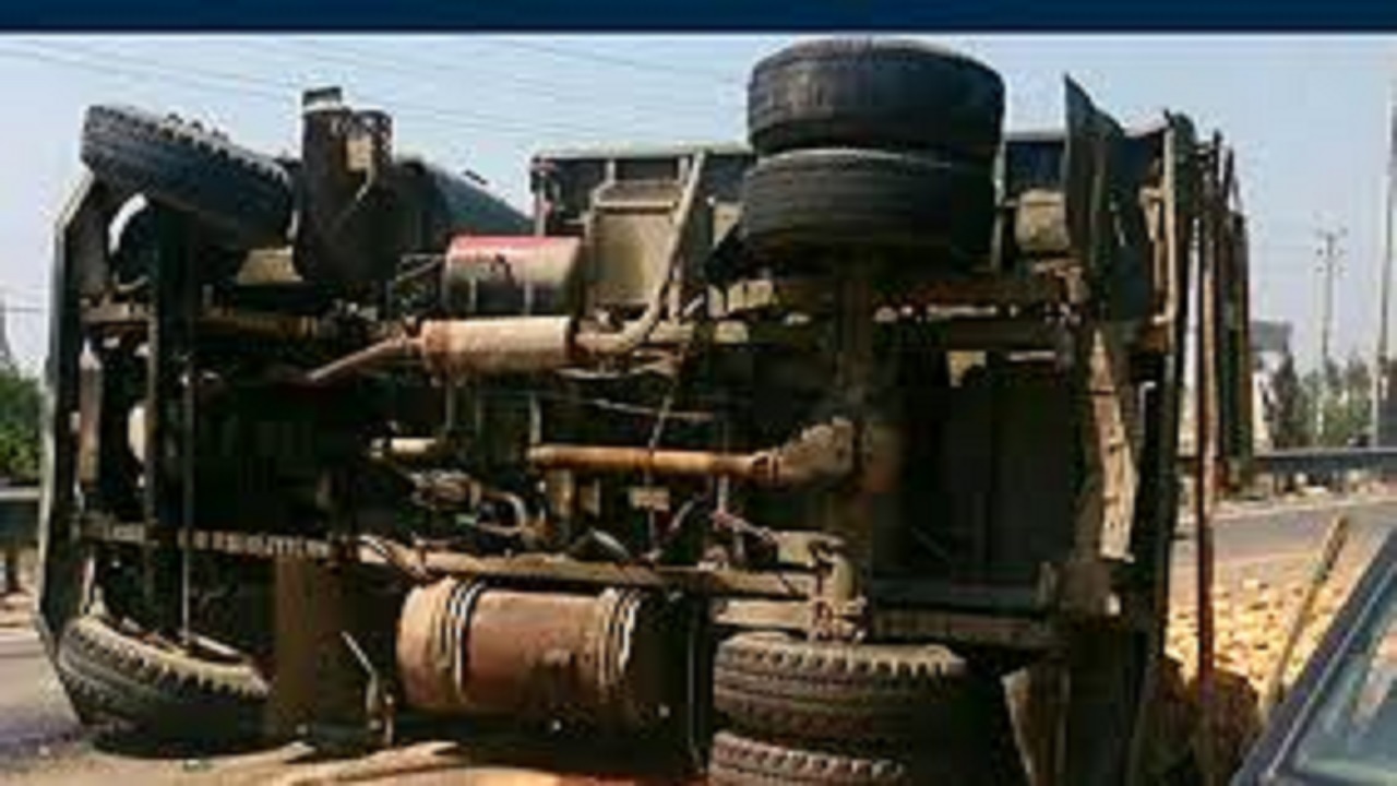 واژگونی کامیون در محور میامی به سبزوار