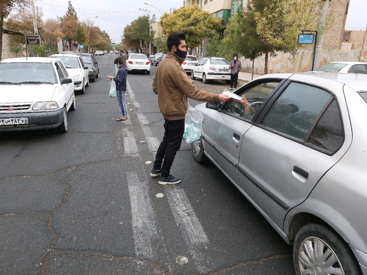 توزیع ماسک به جای برپایی مراسم ترحیم