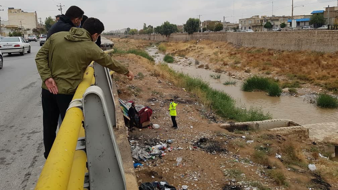 انتقال معتادان متجاهر شیراز در مسیل&zwnj;های پرخطر به مراکز بهزیستی