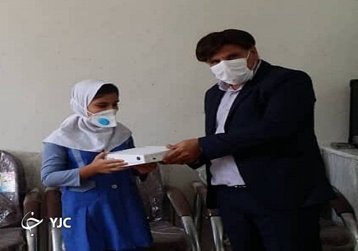 اهدای تبلت به دانش آموزان سهم ارث معلم اندیمشکی گره گشای مشکلات نیازمندان/ از خرید تبلت تا تسویه اجاره خانهها