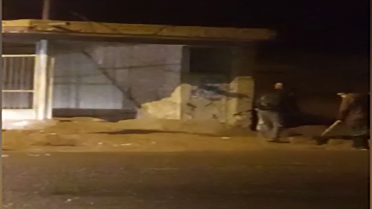 بیل به دست شدن شهردار راور کرمان پس از بارندگی شدید + فیلم