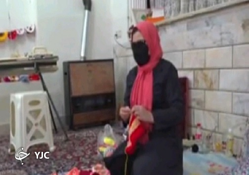 دختری که با چشم دل عروسک می&zwnj;بافد!