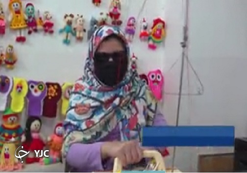 دختری که با چشم دل عروسک می&zwnj;بافد!