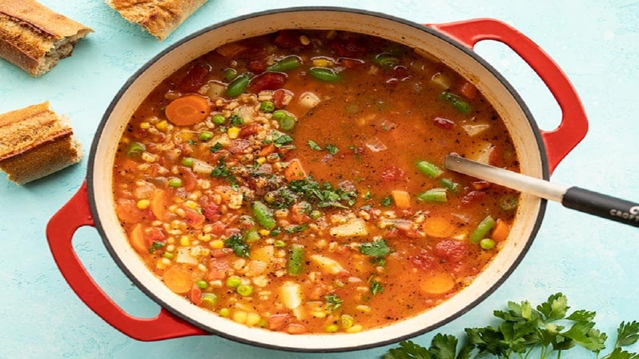 طرز تهیه سوپ جو قرمز رستورانی با مرغ + راز خوشمزه شدن سوپ جو