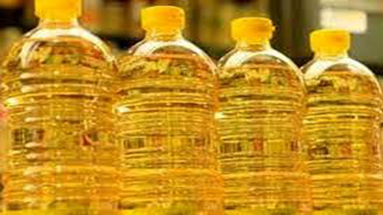کشف انبار احتکار روغن خوراکی درشیراز از سوی اطلاعات سپاه