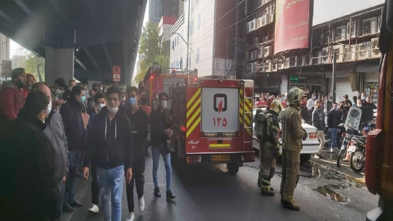 مشاهده دود در یک مرکز تجاری در خیابان جمهوری/ آتش سیگار دلیل آتش سوزی
