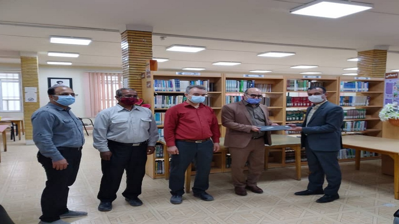 تجلیل از رئیس اداره کتابخانه های عمومی آبادان