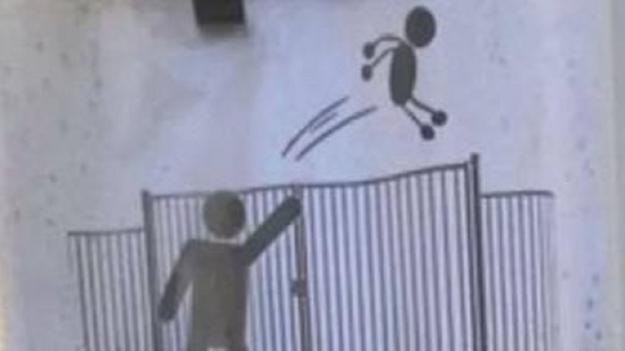 لطفا دانش‌آموز خود را به داخل مدرسه پرتاب نکنید!