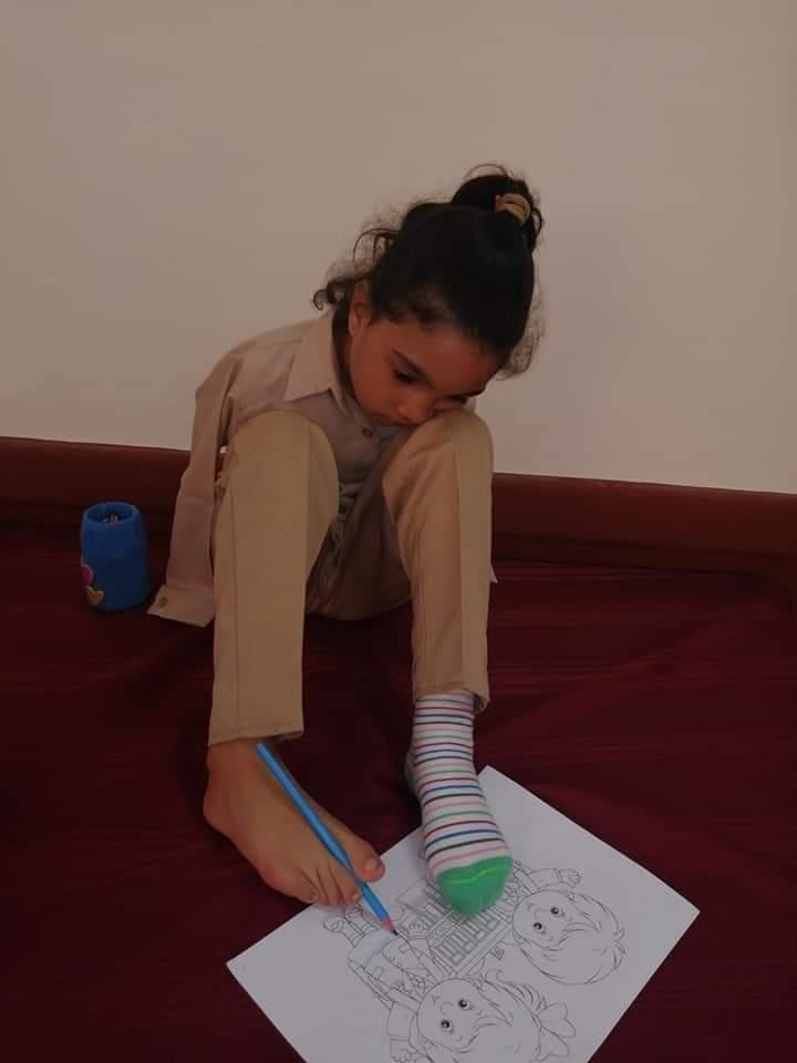 نقاشی کشیدن جالب دختربچه با پا