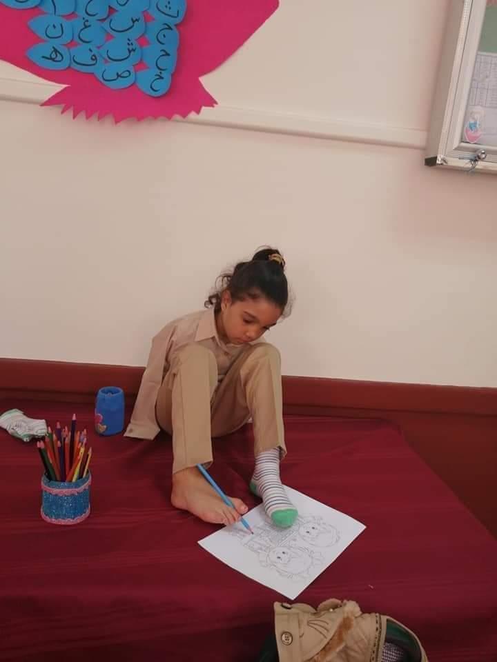 نقاشی کشیدن جالب دختربچه با پا